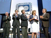 Rosaura Ruiz Gutiérrez recibió de Arturo Menchaca Rocha, presidente de la AMC, la venera de ex presidentes de este organismo.