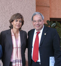 Rosaura Ruiz presidenta de la AMC y Jesús Vicente Flores Morfín, secretario de la Comisión de Ciencia y Tecnología de la Cámara de Diputados al terminar su reunión de trabajo.