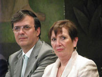 Marcelo Ebrard Casaubon, Jefe de Gobierno del Distrito Federal y Esther Orozco, Directora General del ICyTDF.