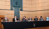 La doctora Rosaura Ruiz, expresidenta de la AMC (centro) durante la presentación del libro. La acompañan, de izquierda a derecha, Armando Peralta Higuera, Víctor Sánchez Cordero, Carlos Arámburo de la Hoz, César Nava Escudero y Zenón Cano.