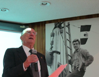 El doctor Raúl Ondarza, ex presidente de la Academia Mexicana de Ciencias, durante su intervención. Atrás, fotografía de Genovés en una de sus embarcaciones.