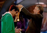 El presidente de la Academia Mexicana de Ciencias, Dr. Arturo Menchaca Rocha, premió al ganador absoluto de la  IV Olimpiada Mexicana de Historia, Víctor Leyva Vega.