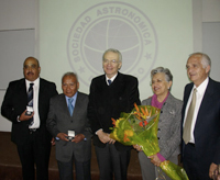 Silvia Torres y Manuel Peimbert (centro), durante la ceremonia de premiación. Los acompañan los también galardonados Joaquín Cruz y Franco Pérez (izquierda) y Armando Higareda, presidente de la Sociedad Astronómica de México (derecha).