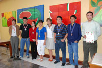 Los jóvenes ganadores con la presidenta de la AMC, Rosaura Ruiz Gutiérrez.