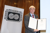 El doctor Hendrik Nijmeijer muestra su diploma de miembro correspondiente de la Academia Mexicana de Ciencias, en una ceremonia que se realizó en el auditorio del Departamento de Ingeniería Eléctrica del Cinvestav, institución con la que mantiene una larga y sólida relación de colaboraci.