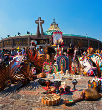 Una divinidad mexica fusionada con el culto católico es el de Nuestra Señora de Guadalupe, figura que representa a Tonantzin la “madre de los dioses” o “nuestra madre” en náhuatl, venerada en el cerro del Tepeyac, al norte de la Ciudad de México; también está asociada con Cihuacóatl, “diosa del nacimiento”, y con Xochiquétzal, “diosa de la belleza”, deidades que simbolizan a la madre Tierra con sus diferentes advocaciones.