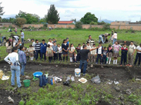 Explicación de una excavación ubicada en Maravatío a un grupo de estudiantes. Ofrecer información sobre los antiguos habitantes del Bajío guanajuatense, a la población de la zona en la actualidad, es una actividad que la antropóloga Lidia Iris Rodríguez busca fortalecer y difundir.