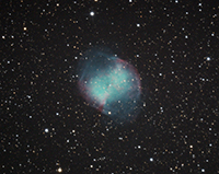 Imagen de la nebulosa planetaria NGC 6853 obtenida en el Observatorio Astronómico Robótico Primavera (OARP) de la Universidad de Guadalajara. Esta nebulosa posee un difuso halo que la rodea y que es posible registrar en imágenes de larga exposición. Los colores que presenta son debidos principalmente a la emisión de nitrógeno, hidrógeno y oxígeno ionizados.