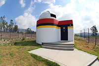 Edificio que alberga el Observatorio Astronómico Robótico Primavera (OARP) de la Universidad de Guadalajara. En funciones desde finales del año 2015, obtiene imágenes a través de filtros estrechos en conjunto con una cámara CCD y/o digital.