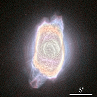 Imagen de la nebulosa planetaria NGC 6572 obtenida por el Telescopio Espacial Hubble (HST) en los filtros que aíslan las líneas de hidrógeno y oxígeno. Es posible apreciar a sus costados estructuras en forma de anillos que parecen estar justo detrás de la nebulosa principal. (Tomada del artículo Rings and arcs around evolved stars – I. Fingerprints of the last gasps in the formation process of planetary nebulae).
