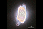 Imagen de la nebulosa planetaria NGC 6572 obtenida por el Telescopio Espacial Hubble (HST) en los filtros que aíslan las líneas de hidrógeno y oxígeno. Es posible apreciar a sus costados estructuras en forma de anillos que parecen estar justo detrás de la nebulosa principal. (Tomada del artículo Rings and arcs around evolved stars – I. Fingerprints of the last gasps in the formation process of planetary nebulae).