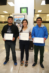 El equipo mexicano que representó a nuestro país en el Premio Juvenil del Agua de Estocolmo, en Suecia, a su llegada a la Ciudad de México: Carlos Castellanos Domínguez, Eunice Masegosa Gaona y Gabriel Trujillo.