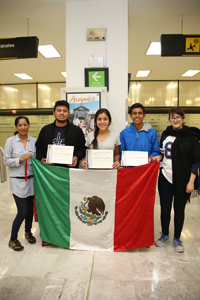 El equipo mexicano acompañado por dos representantes de la Academia Mexicana de Ciencias, integrantes del comité académico del Premio, Alma Chávez Mejía y Dafne Uscanga (en los extremos).