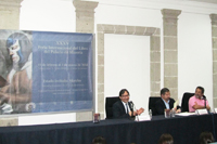 Los doctores Óscar Prospero García, Juan Ramón de la Fuente y José Franco durante la presentación del libro del primero en la XXXV Feria Internacional del Libro del Palacio de Minería