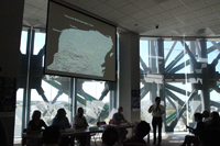 El doctor Jaime Urrutia, de pie, durante su participación en el anuncio de la nueva expedición marina al cráter Chicxulub.