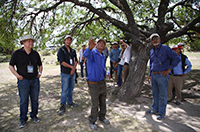 Un poblador de la comunidad de Coyotillos, San Luis Potosí, explica a un grupo de investigadores que participan en el taller binacional sobre zonas áridas, el valor cultural de la entrada a Wirikuta, frente al Cerro de la Nariz.