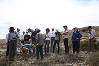 Parte del grupo de investigadores de Estados Unidos y México que participan en un taller binacional sobre zonas áridas el cual se lleva a cabo en San Luis Potosí, visitaron el Cañón de Lajas, donde conocieron algunas prácticas sustentables, como el aprovechamiento del ixtle.