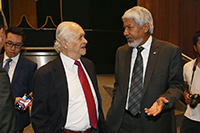 Los doctores Mario Molina, Premio Nobel de Química 1995, y José Luis Morán, presidente de la Academia Mexicana de Ciencias, en el auditorio Alfonso Caso de la UNAM.