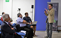 José Franco, coordinador general del FCCyT y expresidente de la AMC (al centro en primera fila) y Christopher Scott (de pie), investigador de la Universidad de Arizona, ofrecieron una breve sinopsis de los antecedentes del taller binacional sobre la construcción de la resilencia de la región de tierras áridas transfronterizas, y los lineamientos y objetivos de la actividad que se celebra en San Luis Potos del 2 al 4 de mayo.