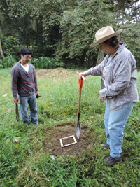 La investigadora Isabelle Barois Boullard, investigadora del Instituto de Ecología, en una práctica de campo junto a un estudiante antes de hacer un monolito de tierra para colectar la macrofauna del suelo.