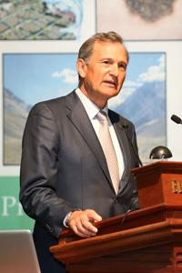 El investigador español Carlos Martínez Alonso, Premio México de Ciencia y Tecnología 2014, durante la conferencia que ofreció el 10 de diciembre en El Colegio Nacional.