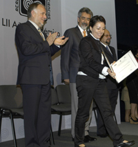 La Dra. Claudia Paulina Machuca, ganadora de la edición 2011 de las Becas para las Mujeres en las Humanidades y Ciencias Sociales de la AMC.