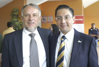 El Dr. Arturo Menchaca Rocha, presidente de la AMC y el Dr. Gabriel Eduardo Cuevas González Bravo, director del Instituto de Química de la UNAM.
