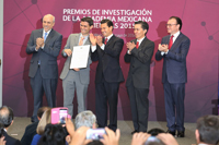 El doctor Eduardo Gómez García recibió de manos del presidente de República, Enrique Peña Nieto, el Premio de Investigación de la Academia Mexicana de Ciencias 2015, en el área de ciencias exactas, en ceremonia realizada el 27 de mayo en la residencia oficial de Los Pinos.