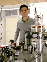 En el Instituto de Física de la Universidad Autónoma de San Luis Potosí (UASLP) trabaja un grupo de investigación experimental en el área de átomos enfriados por láser, el cual encabeza el doctor Eduardo Gómez García.