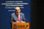 Generar valor a partir del conocimiento permite llevar bienestar a la sociedad y tener mayor capacidad de invertir nuevamente en la ciencia y el conocimiento, sostuvo en conferencia magistral Enrique Cabrero Mendoza, director general del Conacyt, en el Centro Cultural de la Universidad Autónoma de San Luis Potosí.