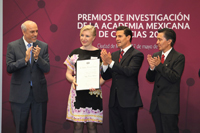 Natalya Victorovna Likhanova recibió el Premio de Investigación de la Academia Mexicana de Ciencias (2015), en el área de ingeniería y tecnología, el 27 de mayo en la residencia oficial de Los Pinos.