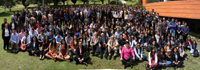 Reunidos en el exterior del auditorio Galileo Galilei de la Academia Mexicana de Ciencias, alrededor de 250 estudiantes acudieron a la reunión becarios del XXVII Verano de la Investigación Científica.