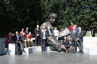  Foto de grupo en el monumento a Albert Einstein en el centro de Washington DC, en una de las esquinas de la Academia Nacional de Ciencias de Estados Unidos.