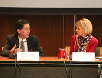 La presidenta de la NAS, Marcia McNutt, y el presidente de la AMC, Jaime Urrutia Fucugauchi, durante su participación en la mesa redonda sobre colaboración científica Estados Unidos-México, efectuada en la sede de la Academia Nacional de Ciencias de Estados Unidos.