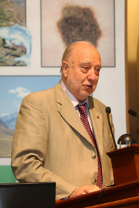 El doctor Juan Carlos Castilla, Premio México de Ciencia y Tecnología 2012, durante la conferencia que ofreció en su visita el pasado 10 de diciembre a El Colegio Nacional.