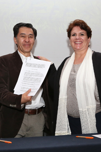 Los presidentes de la AMC y de la AMMCCYT, Jaime Urrutia Fucugauchi y Rocío Labastida Gómez de la Torre, respectivamente, en la firma de dos convenios de colaboración entre ambas organizaciones.