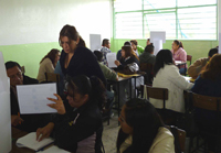 Maestros reciben capacitación en los salones de la secundaria 4.