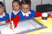 Un niño de cinco años realiza gráficas para integrar una base de datos, en el taller  