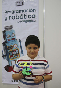 Un niño muestra el móvil que armó e hizo funcionar en el taller de Programación y Robótica pedagógica de la Academia Mexicana de Ciencias en la XXIV Semana de Ciencia y Tecnología en el Centro de Convenciones de San Luis Potosí.