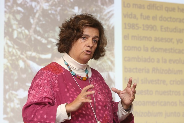 Valeria Souza Saldívar, investigadora del Instituto de Ecología de la UNAM, institución donde dirige el Laboratorio de Evolución Molecular y Experimental. Fotografía: Elizabeth Ruiz/AMC