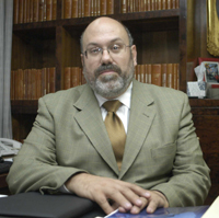 El director del Instituto de Investigaciones Jurídicas de la UNAM, doctor Héctor Felipe Fix Fierro y miembro de la Academia Mexicana de Ciencias.