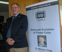 Hoy tuvo lugar la ceremonia de ingreso de Michael Clegg como miembro correspondiente de la Academia Mexicana de Ciencias, en el Auditorio del Instituto de Ecología de la UNAM.