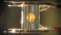 Una caja metálica llamada hohlraum sostiene la cápsula de combustible utilizada en los experimentos.