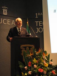 Ruy Pérez Tamayo durante su conferencia magistral.