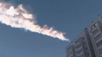 La onda de choque producida por el meteorito en la región de Chelyabinsk, Rusia, dejó una huella por encima de los edificios que permaneció por varios minutos.