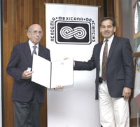 El Dr. Gerardo Herrera, miembro del Consejo Directivo de la AMC, con la representación del presidente de la Academia, Dr. Arturo Menchaca Rocha, entregó diploma y fistol al Dr. Alberto Isidori.