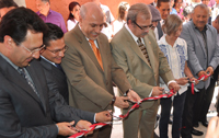 Los doctores Enrique Cabrero y José Antonio de la Peña (en el centro de la imagen), cortan el listón con el que simbólicamente se inauguran las nuevas instalaciones del Cimat.