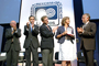 Rosaura Ruiz Gutiérrez recibió de Arturo Menchaca Rocha, presidente de la AMC, la venera de ex presidentes de este organismo.