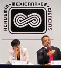 La doctora Blanca Jiménez, vicepresidenta de la Academia Mexicana de Ciencias, en imagen captada ayer durante la asamblea de miembros de la AMC, la acompaña el doctor José Franco, presidente de la agrupación.