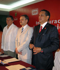 Ví­ctor A. Arredondo, secretario de Educación Pública estatal, Juan Pedro Laclette, presidente de la AMC y Fidel Herrera, gobernador del estado de Veracruz, durante la inauguración.